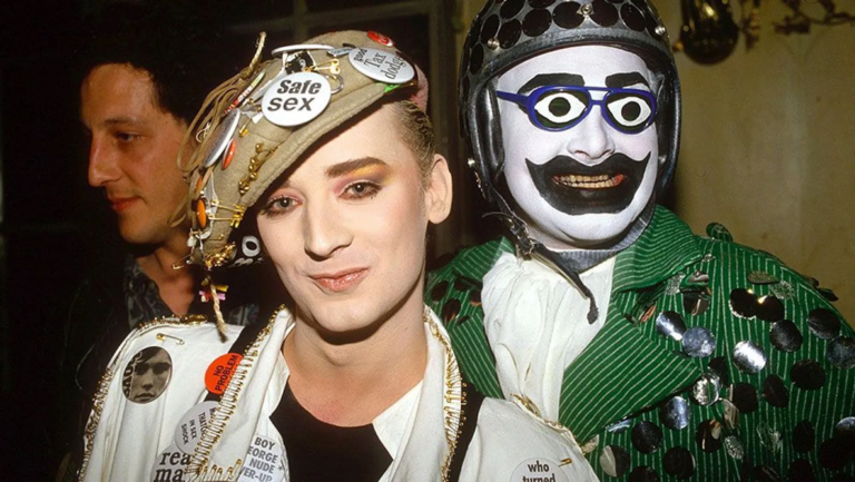 © Brendan Beirne, Shutterstock - Boy George e Leigh Bowery, Cynthia Payne Party al Limelight Nightclub di Londra, 13 marzo 1987. Outlaws Fashion Renegades of 80s London in mostra al Fashion and Textile Museum fino al 9 marzo