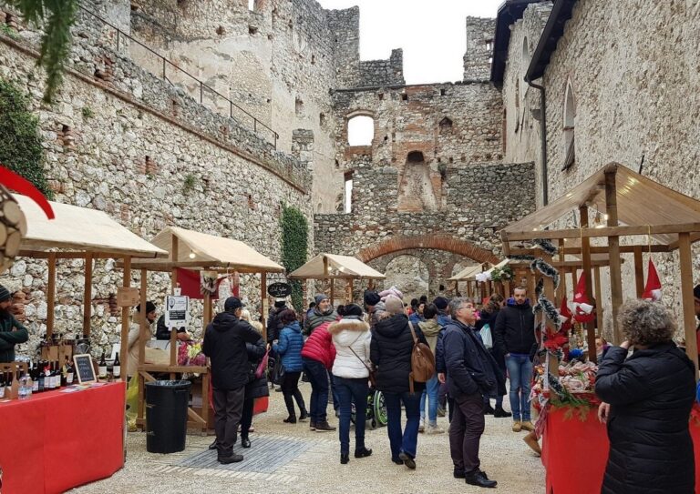 castello di avio tn mercatino foto c maurizio sbrozzi2019 Il Natale 2024 del FAI: eventi organizzati nei luoghi più belli d’Italia