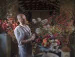 Come lavora un flower designer. Alessandro Cambi negli scatti di Silvia Camporesi