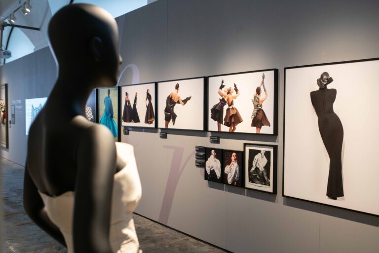 gianfranco ferrei dentro lobiettivo c foto jean claude chincherei a archivi forte di barddsc05744 In Valle D’Aosta una mostra racconta il legame tra lo stilista Gianfranco Ferré e la fotografia di moda