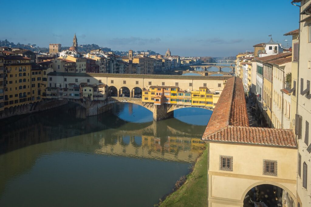 Camminare tra Uffizi e Palazzo Pitti. Il Corridoio Vasariano di Firenze apre a tutti