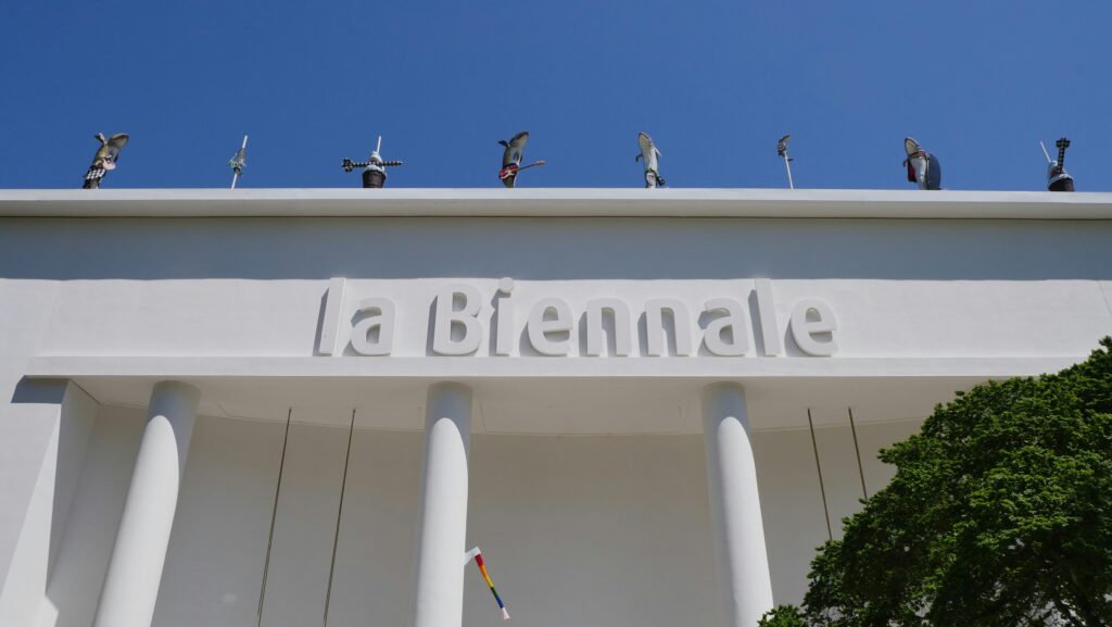 Il Padiglione Centrale dei Giardini della Biennale di Venezia. Foto Jens Schwan