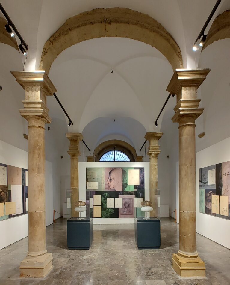 il progetto grafico di federico lupo per carlo scarpa in dialogo con due lampade di scarpa allestito nel sotto coro di palazzo abatellis palermo 2024 3 I 70 anni dell’allestimento del grande Carlo Scarpa a Palazzo Abatellis di Palermo