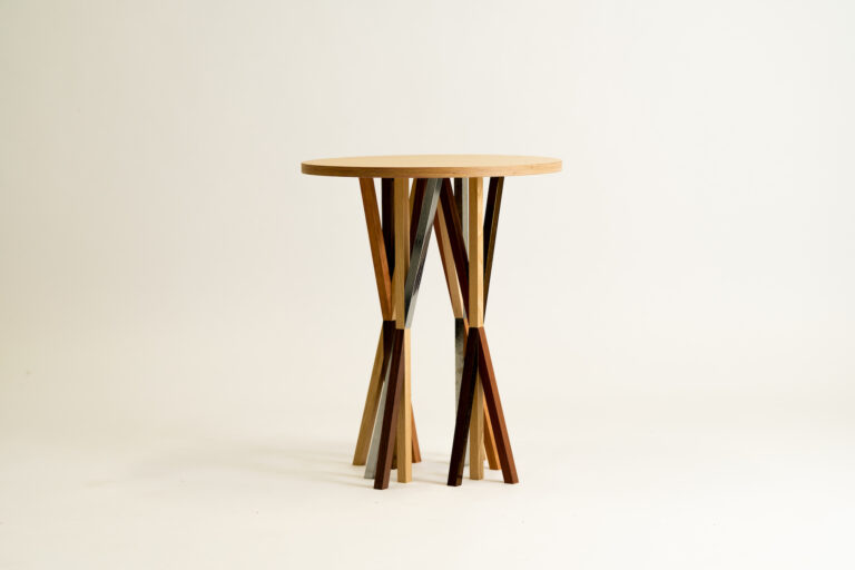 Kigumi Desk, tavolo ricavato da elementi dell'albero di Natale Kigumi, Karimoku Furniture