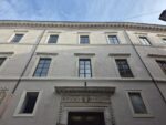 La facciata restaurata di Palazzo Nardini su via del Governo Vecchio