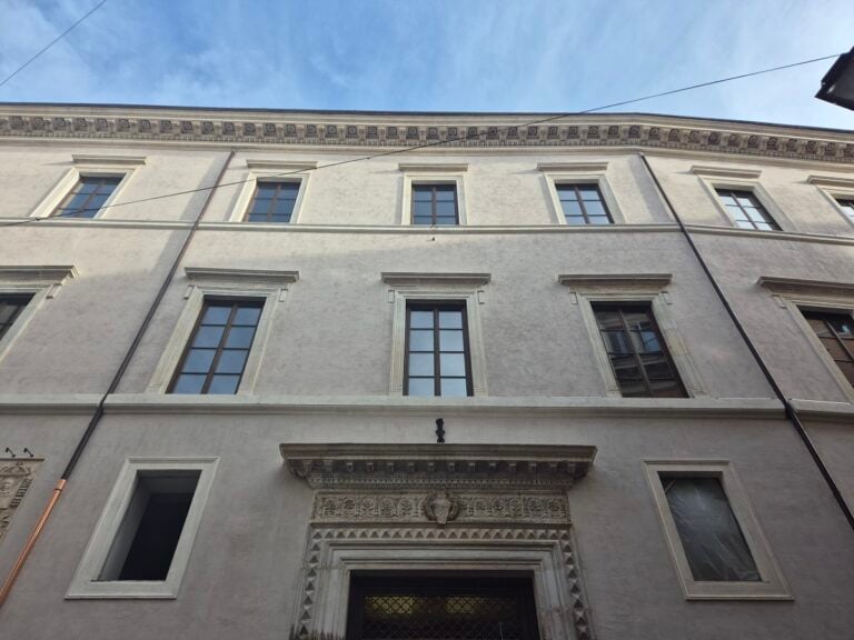 La facciata restaurata di Palazzo Nardini su via del Governo Vecchio