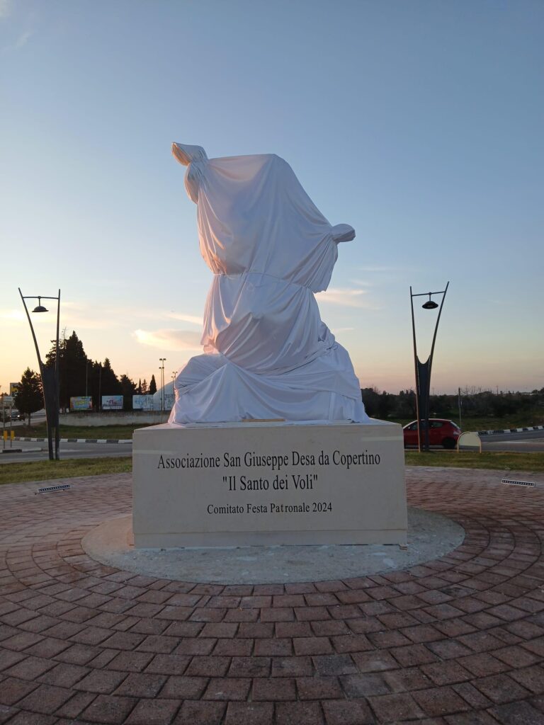 La statua di Copertino prima di essere svelata