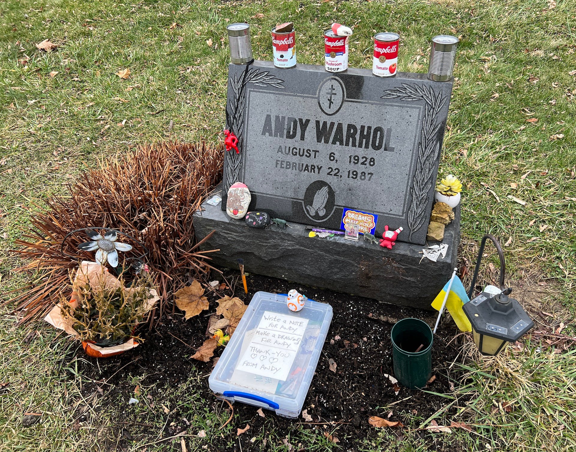 La tomba di Andy Warhol al Cimitero Bizantino di San Giovanni Battista, Bethel Park, Pennsylvania, Stati Uniti