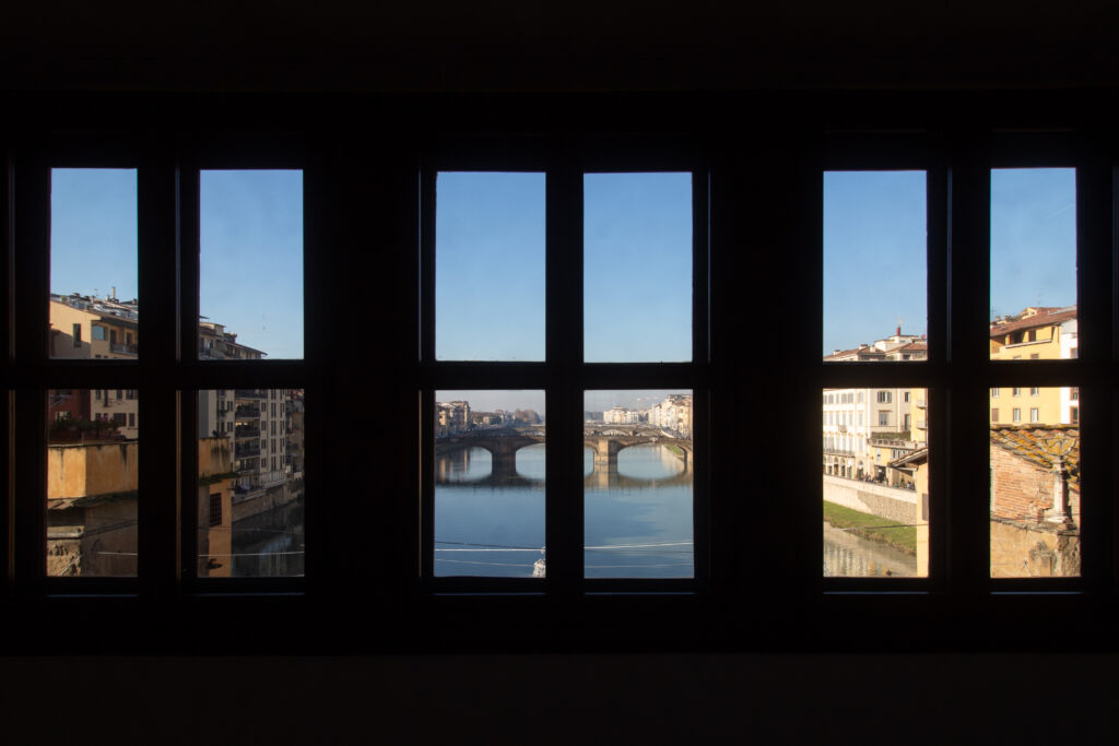 La vista sull'Arno dal Corridoio Vasariano