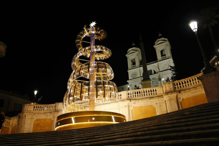 L'albero di Natale di Bulgari in Piazza di Spagna