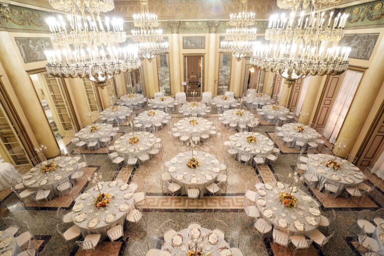 L'allestimento della cena di gala della Prima alla Scala