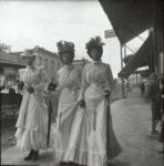 Gabriele Münter Tres mujeres vestidas de domingo, Marshall, Texas, 19 de junio de 1900 (Three Women in Their Sunday Best, Marshall, Texas) The Gabriele Münter and Johannes Eichner Foundation, Múnich