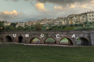 In Toscana una nuova installazione di cristallo. L’artista Tobias Rehberger la racconta 