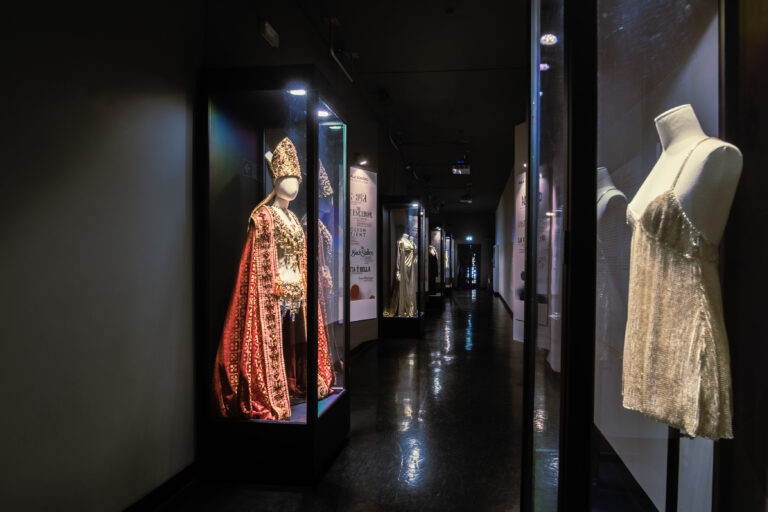 parthenopepanoramiche cblack alpaca production Si arricchisce la mostra di costumi di scena del cinema negli studios di Cinecittà a Roma