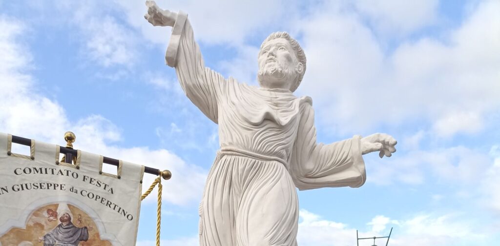 L’improbabile statua di San Giuseppe a Copertino. Artigianato religioso spacciato per arte pubblica