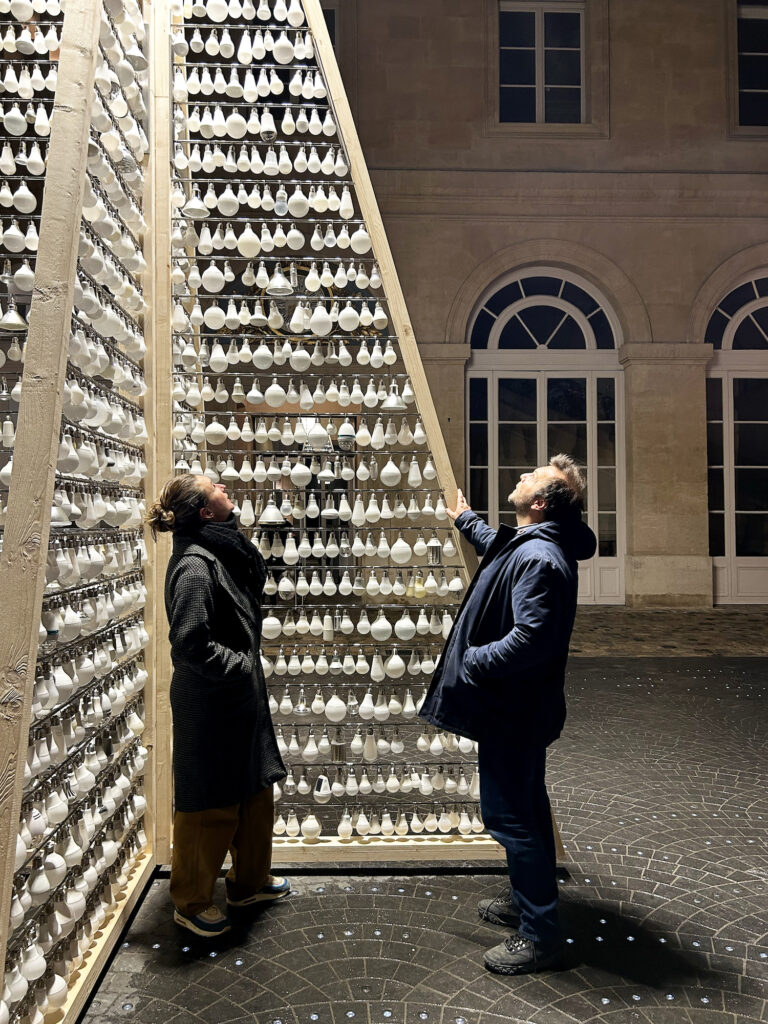 Un ritratto di Claire Renard e Jean-Sébastien Blanc con l’albero realizzato per il cortile dell’Hôtel de la Ma-rine a Parigi. Courtesy 5.5 Designers