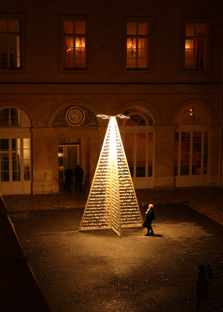 Uno scatto dell’albero di Natale “upcycled” realizzato da Claire Renard e Jean-Sébastien Blanc di 5.5 per il cortile dell’Hôtel de la Marine. Courtesy 5.5 Designers