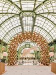 Veduta dell'installazione al Grand Palais con la struttura ad arco in legno di Frank Gehry, courtesy Louis Vuitton