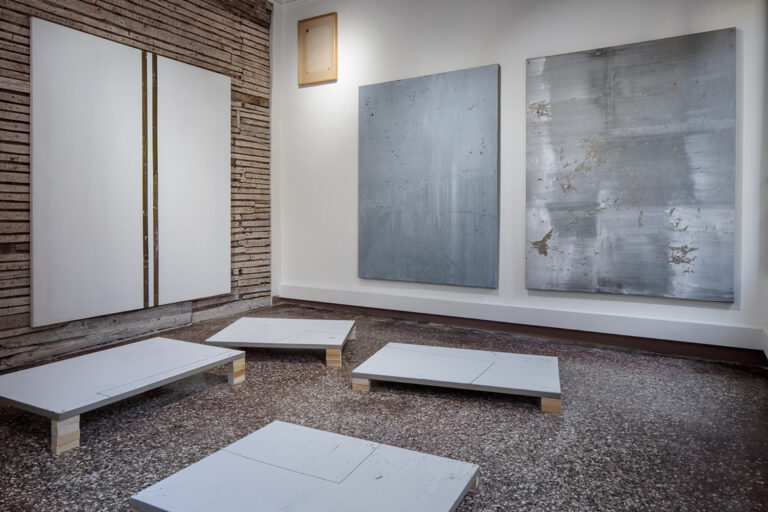 Paolo Toffolutti, Soggetti Smarriti, 2024, vista della mostra, Spazio Arte Contemporanea, Venezia, foto D. Capra