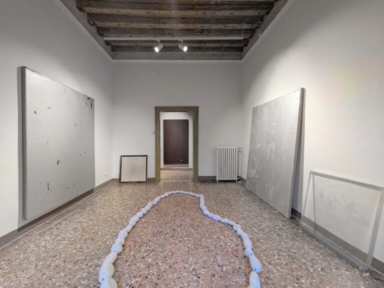 Paolo Toffolutti, Soggetti Smarriti, 2024, vista della mostra, Spazio Arte Contemporanea, Venezia, foto D. Capra