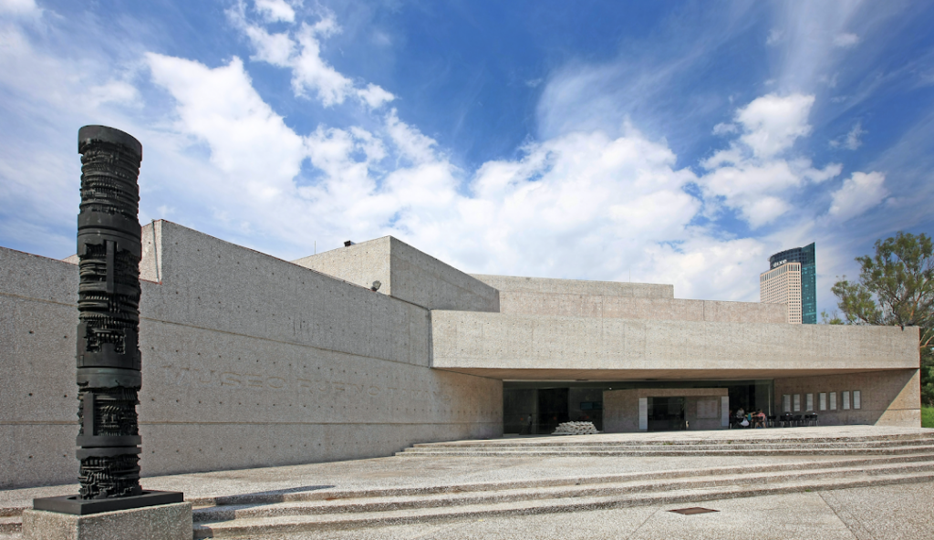 La facciata del Museo Tamayo nel quartiere di Polanco