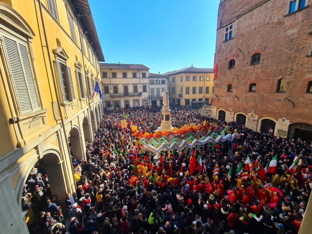 Il corteo del Capodanno cinese in piazza del Comune a Prato, di fronte alla sede comunale e a Palazzo Pretorio 