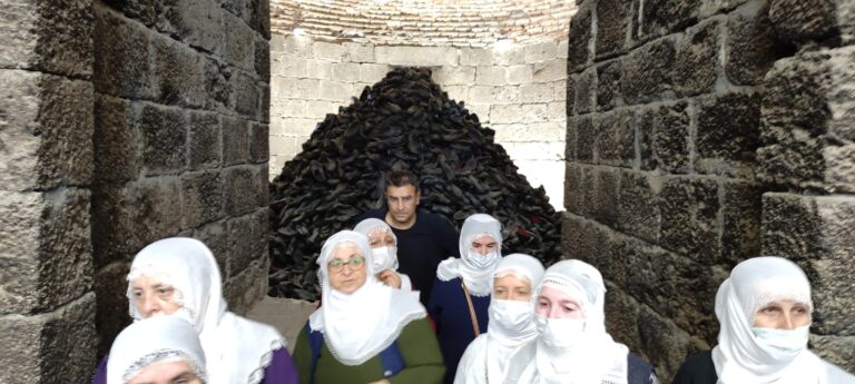 Le Madri del Sabato con Ahmet Güneştekin nel castello di Keçi Burcu, Diyarbakır, nel 2021