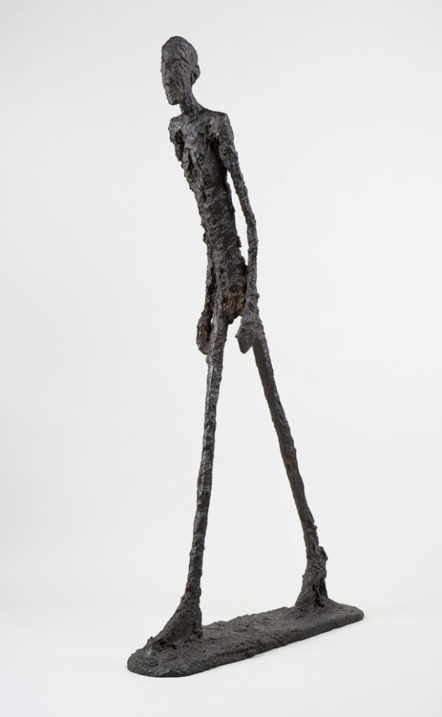 alberto giacometti walking man i 1960 courtesy succession alberto giacometti adagp paris La scultura di Giacometti a confronto con l’arte contemporanea: tre mostre al Barbican di Londra