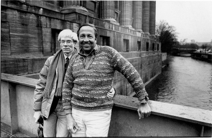 andy warhol e robert rauschenberg outside the pergamon museum in east berlin march 1983 photo christopher makos 100 anni dalla nascita di Robert Rauschenberg. Sette grandi mostre nel mondo per celebrarlo