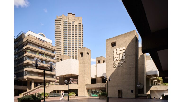 barbican centre londra photo by dion barrett 1 Moda e brutalismo: c’è un connubio tra estetica e avanguardia