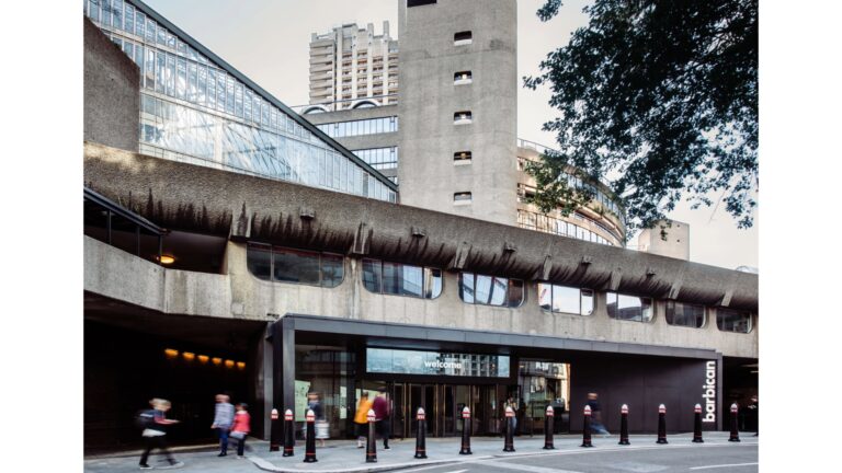 barbican centre londra photo by max colson 2 Moda e brutalismo: c’è un connubio tra estetica e avanguardia