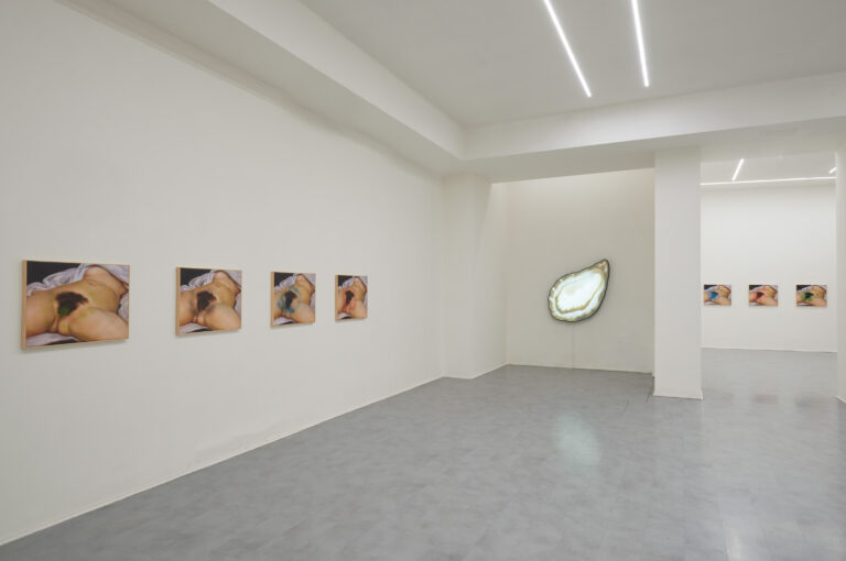 Claire Fontaine, installation view con The World's Mine Oyster, 2024. Foto Francesco Ribuffo.