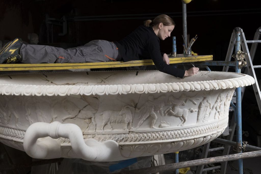 collezione torlonia grande tazza con fatiche di ercole durante il restauro a opera di elena cagnoni courtesy fondazione torlonia photo lorenzo de masi 1024x683 1 I Marmi Torlonia in tour tra Stati Uniti e Canada. Tutte le mostre del 2025