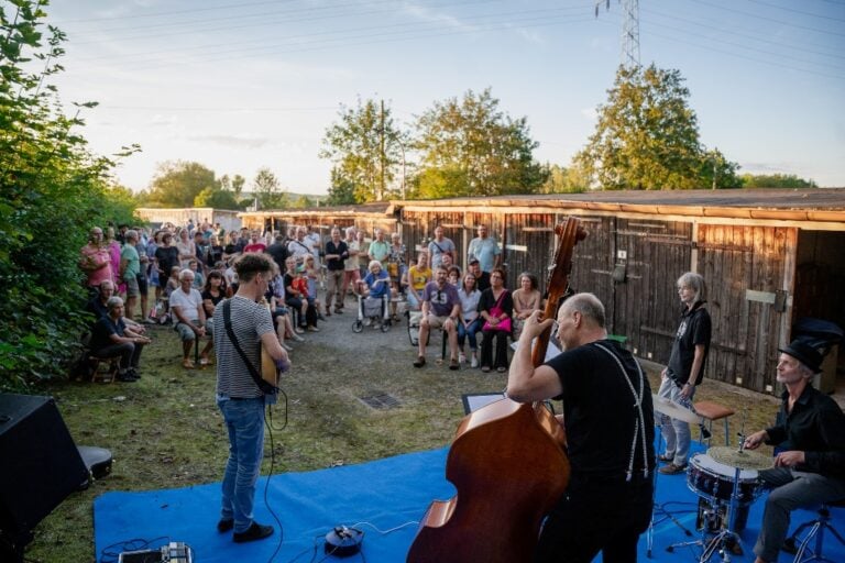 Concerto davanti ai garage nella zona di Harthweg. Photo Peter Rossner