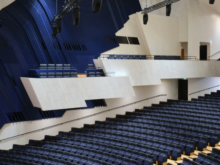 domus finland 2jpgfotormedium Riapre a Helsinki la Finlandia Hall di Alvar Aalto. Ora ospita anche un ristorante e due appartamenti per turisti