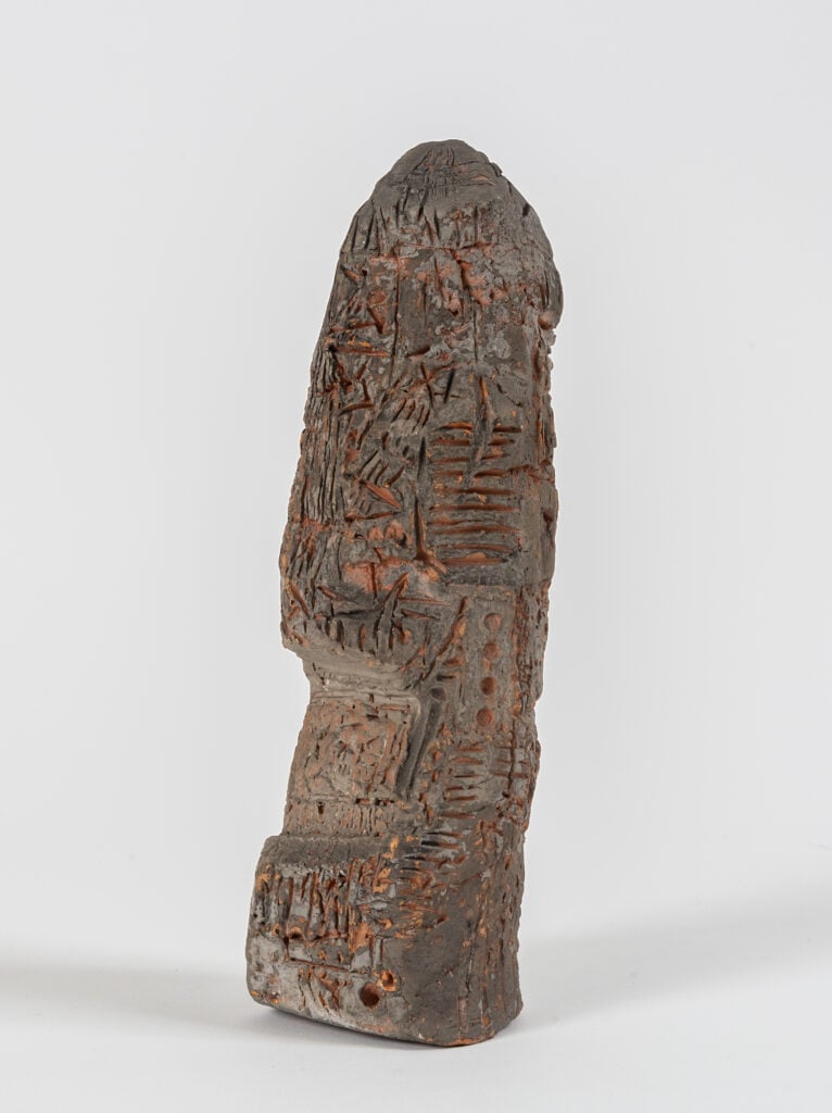 Emilio Scanavino, Scultura, 1954, terracotta ingobbiata e incisa, 24 x 7 x 6 cm