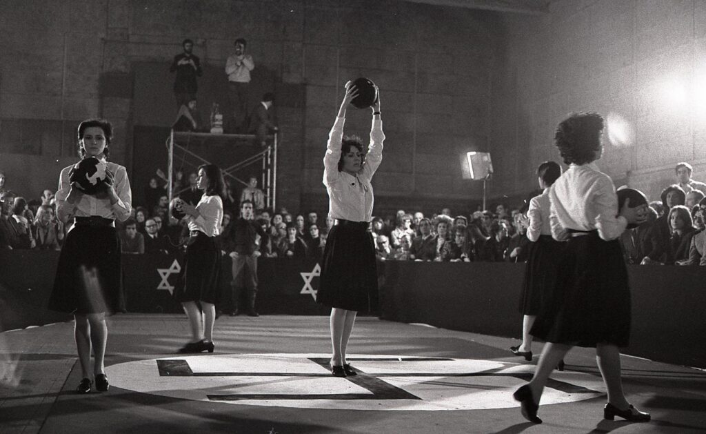 Fabio Mauri, “Che cosa è il fascismo,” 1971. Performance, Stabilimenti Safa Palatino, Roma. Photo Marcella Galassi. Courtesy the Estate of Fabio Mauri and Hauser & Wirth 