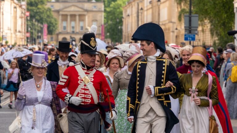 Grand Regency Costumed Promenade in occasione del Jane Austen Festival di Bath. Courtesy Jane Austen Festival Bath