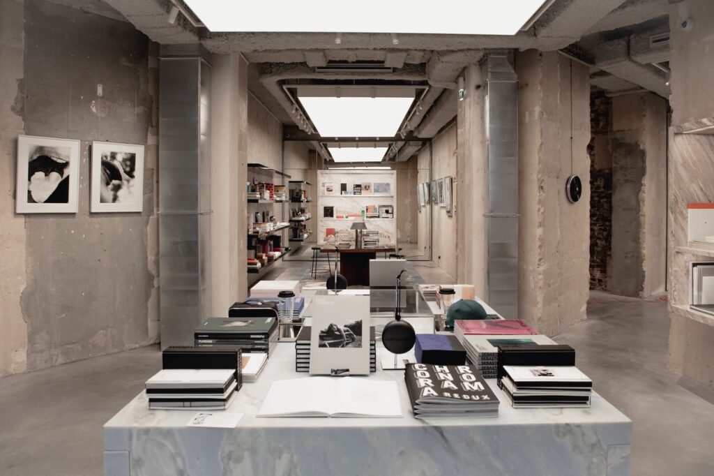 La libreria Babylone del brand Saint Laurent in Rue de Granelle a Parigi