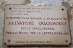 la targa apposta allingresso della casa museo di quasimodo a modica Nella casa del poeta Quasimodo a Modica. Che ora diventa museo regionale