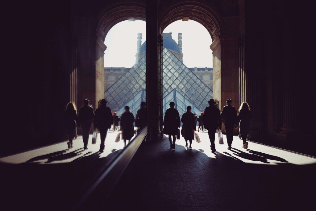 “Il Louvre è in pessimo stato”. La direttrice Des Cars lancia l’allarme