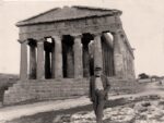 Luigi Pirandello davanti al Tempo della Concordia, Agrigento, 1934 - Archivio Soprintendenza di Agrigento