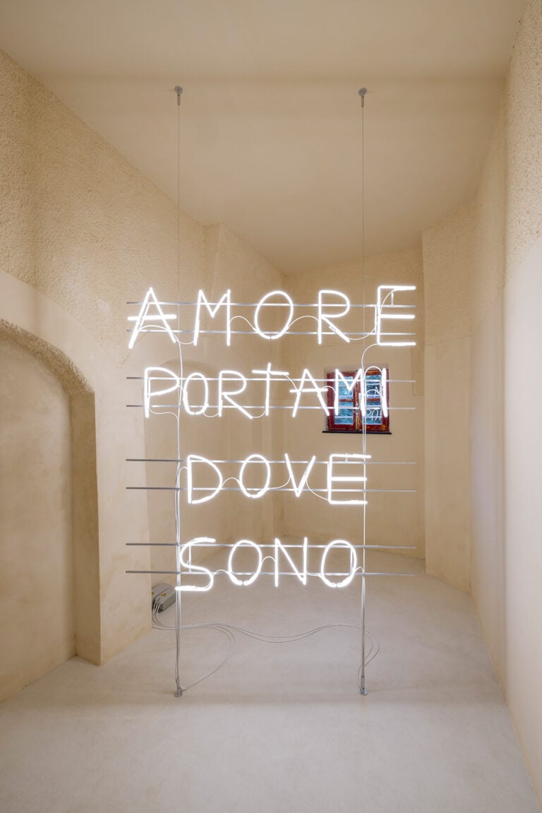 Marcello Maloberti, Amore portami dove sono, 2022, aedicula Galleria Raffaella, Milano