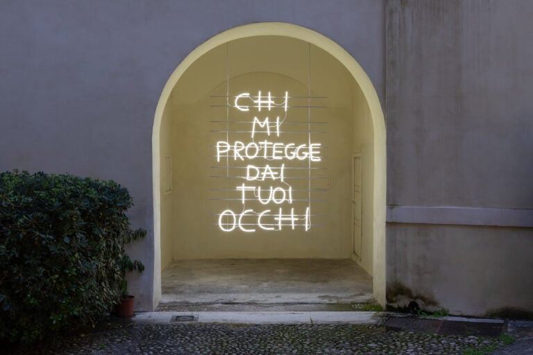 Marcello Maloberti, Chi mi protegge dai tuoi occhi, 2023. Installazione per la mostra 'La biblioteca del mondo', Fondazione Memmo, Roma, 2023-24