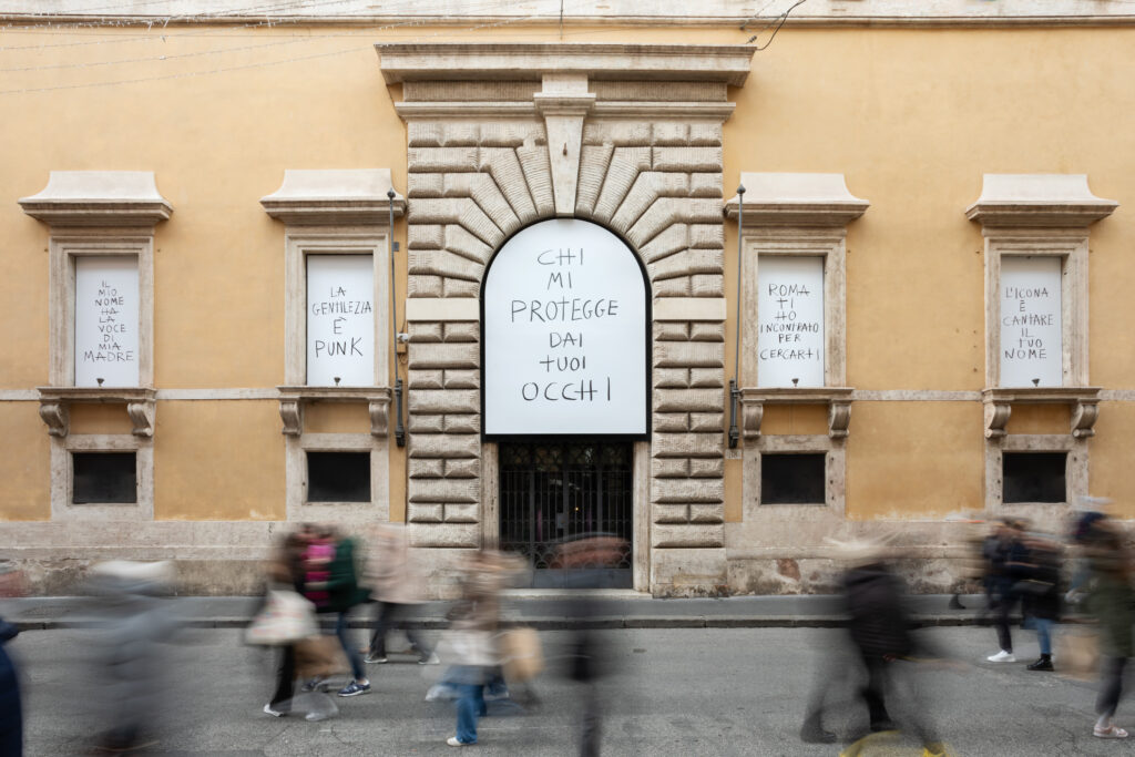 marcello maloberti martellate scritti fighi 1990 2019 dettaglio dellinstallazione per la mostra la biblioteca del mondo fondazione memmo roma 2023 24 Sotto un cielo capovolto. Intervista a Marcello Maloberti sull’arte pubblica