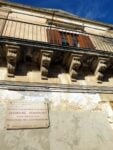 museo casa natale salvatore quasimodo il balcone e la targa apposta nel 1996 Nella casa del poeta Quasimodo a Modica. Che ora diventa museo regionale