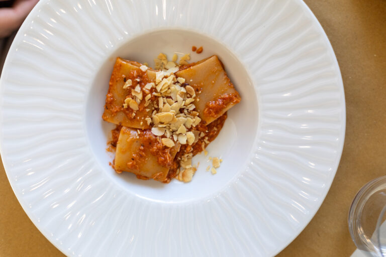 Paccheri al ragù di polpo e scaglie di mandorle. Stella Cafè