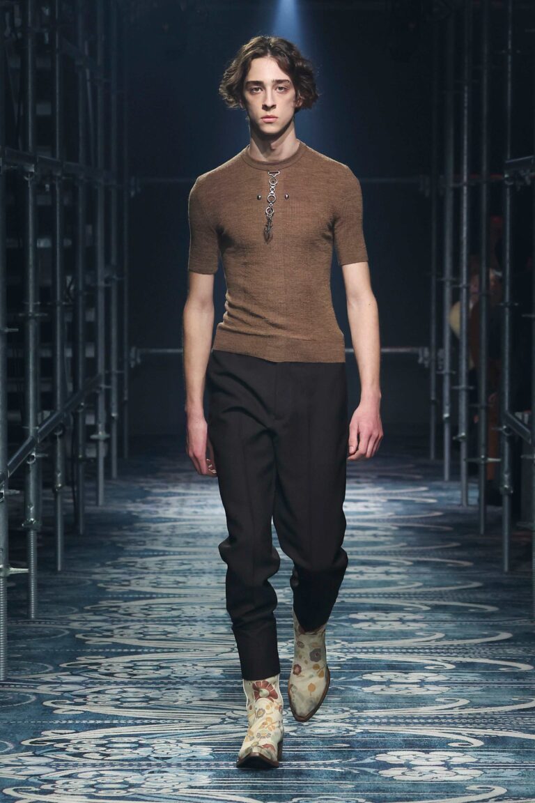 prada mens fw251 Milano Fashion Week Uomo 2025: Prada si lascia andare all’istinto del romanticismo 