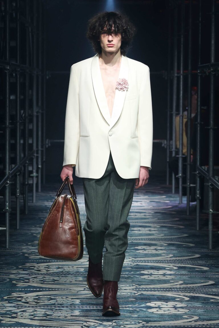 prada mens fw2525 Milano Fashion Week Uomo 2025: Prada si lascia andare all’istinto del romanticismo 