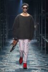 prada mens fw2530 Milano Fashion Week Uomo 2025: Prada si lascia andare all’istinto del romanticismo 